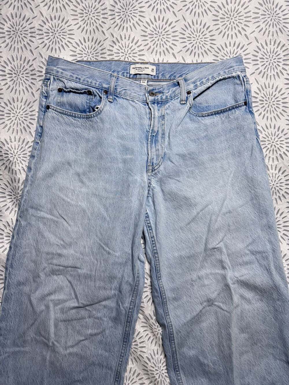 Abercrombie & Fitch Women’s 30 Ultra Loose Low Rise Curve Love Light Wash Jeans